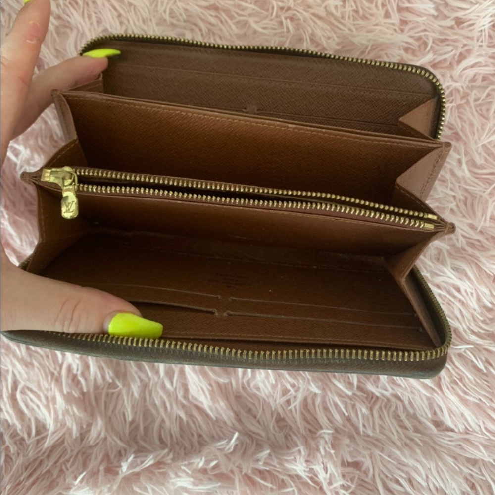 💯 authentic Louis Vuitton zippy wallet